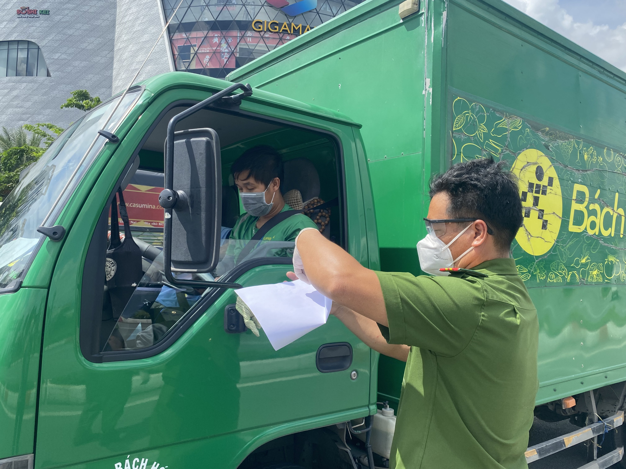 TP HCM: Bộ đội tỏa về các chốt kiểm soát, cùng công an đến từng khu vực hỗ trợ người dân - Ảnh 4.