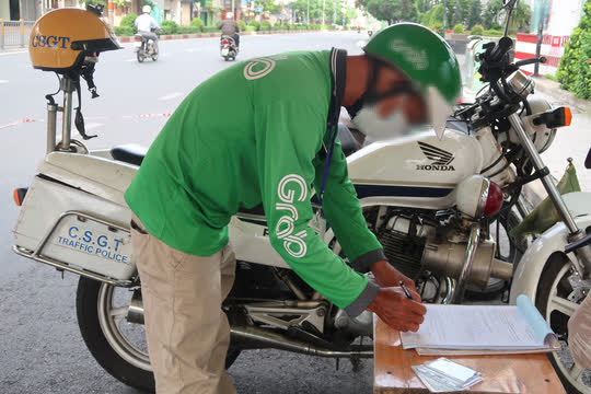 TP HCM: Nhiều người vẫn ra đường không lý do chính đáng - Ảnh 4.