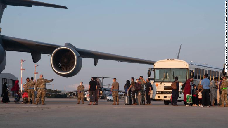 Con g&aacute;i nh&acirc;n vi&ecirc;n Afghanistan l&agrave;m việc cho Mỹ bị giẫm đạp chết - Ảnh 1.
