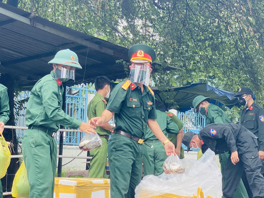 TP HCM: Bộ đội tỏa về các chốt kiểm soát, cùng công an đến từng khu vực hỗ trợ người dân - Ảnh 13.