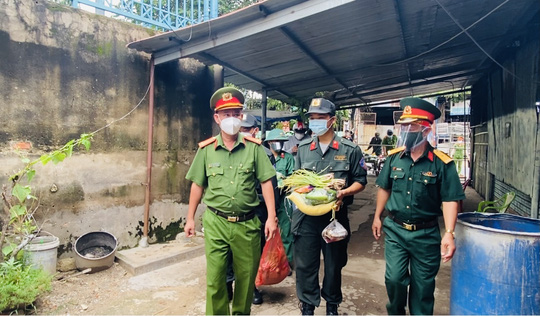 TP HCM: Bộ đội tỏa về các chốt kiểm soát, cùng công an đến từng khu vực hỗ trợ người dân - Ảnh 15.
