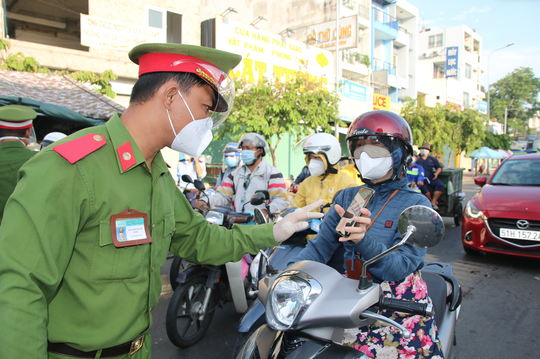 Cận cảnh đường phố TP HCM sáng nay 23-8: Kiểm soát chặt chẽ - Ảnh 14.