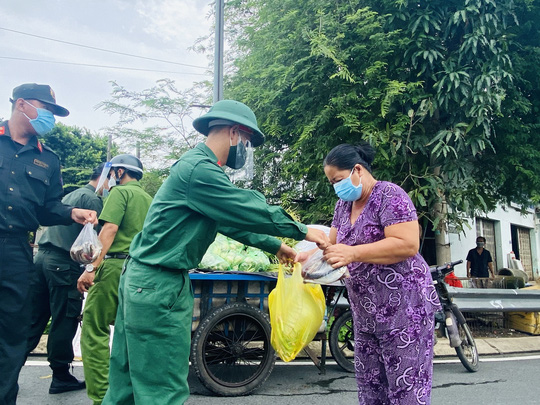 TP HCM: Bộ đội tỏa về các chốt kiểm soát, cùng công an đến từng khu vực hỗ trợ người dân - Ảnh 18.