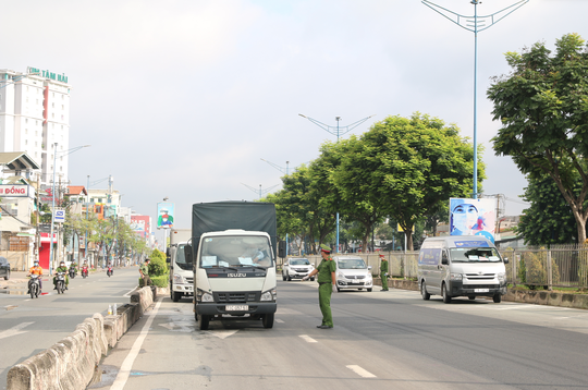 Cận cảnh đường phố TP HCM sáng nay 23-8: Kiểm soát chặt chẽ - Ảnh 18.