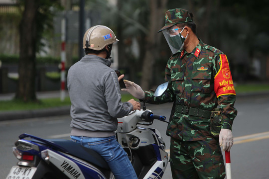 Cận cảnh đường phố TP HCM sáng nay 23-8: Kiểm soát chặt chẽ - Ảnh 32.