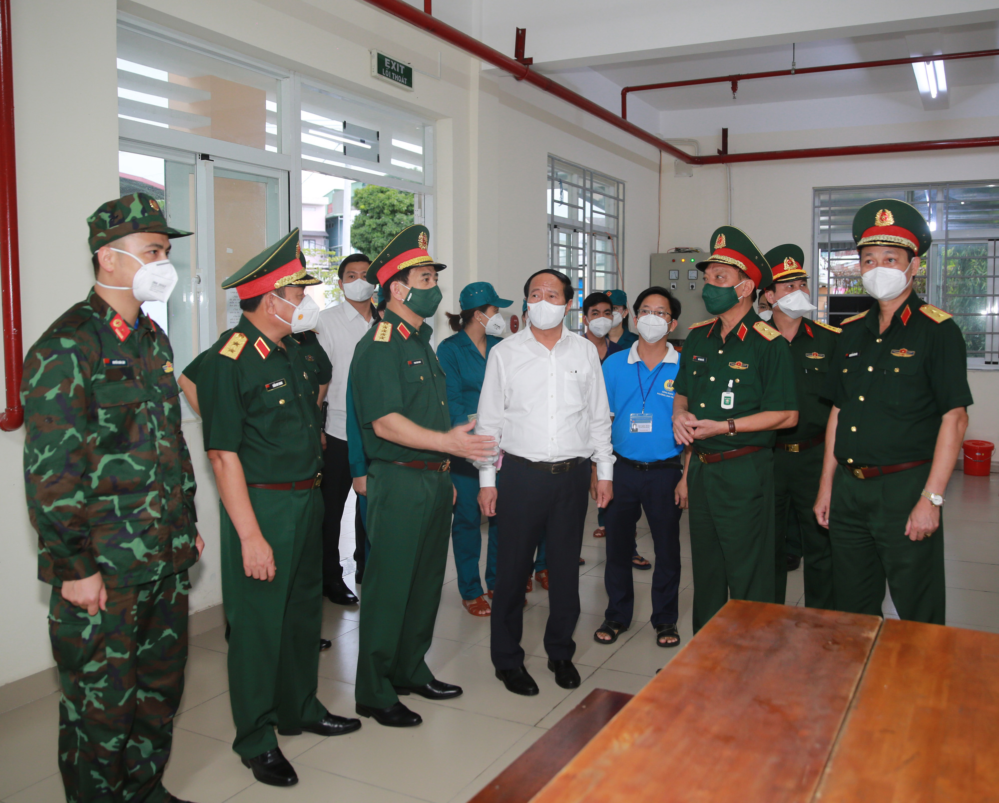 Qu&acirc;n đội hỗ trợ TP HCM chữa trị F0, ti&ecirc;m chủng, ph&acirc;n ph&aacute;t lương thực - Ảnh 3.