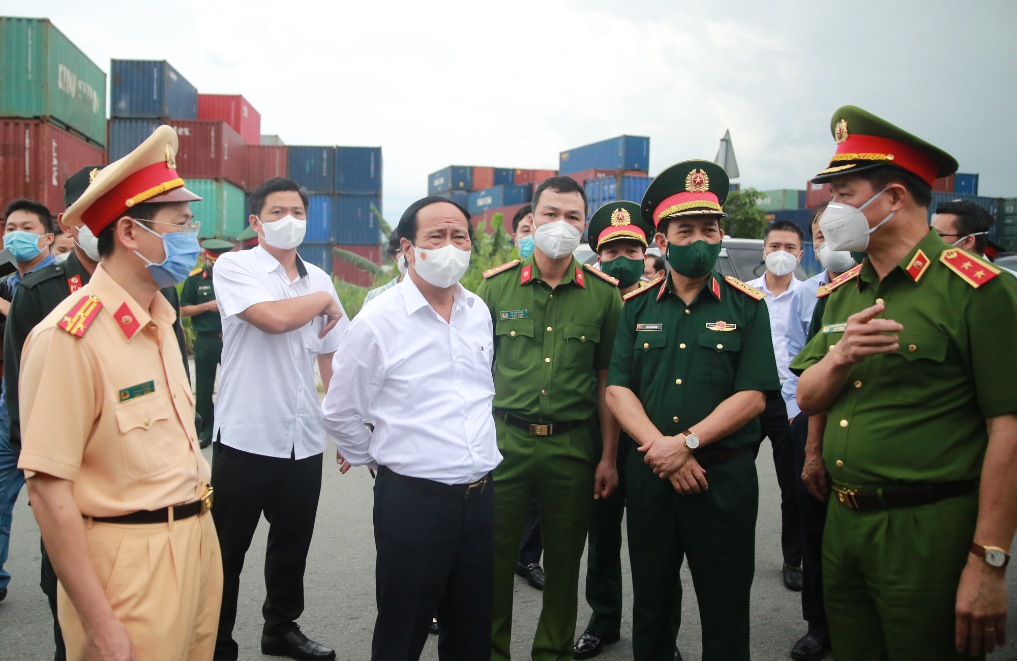 Quân đội hỗ trợ TP HCM chữa trị F0, tiêm chủng, phân phát lương thực