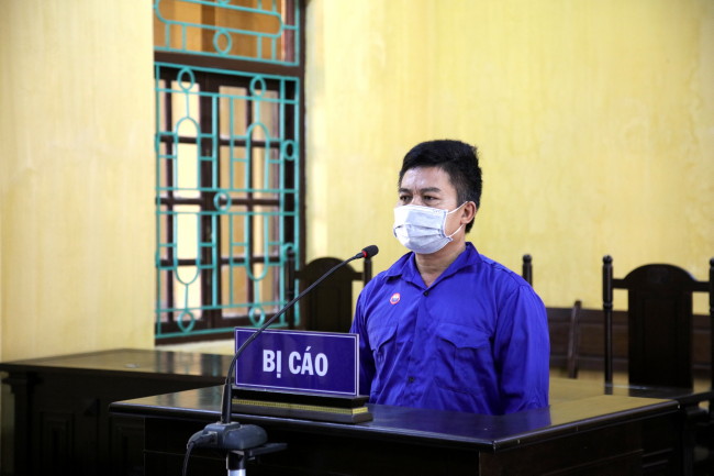 T&agrave;i xế cố thủ tr&ecirc;n xe để l&agrave;m &ugrave;n tắc chốt kiểm so&aacute;t dịch Covid-19 - Ảnh 1.