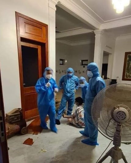 Tiếp x&uacute;c với F0, người phụ nữ F1 tự  lột quần &aacute;o khi được y&ecirc;u cầu đi c&aacute;ch ly - Ảnh 1.