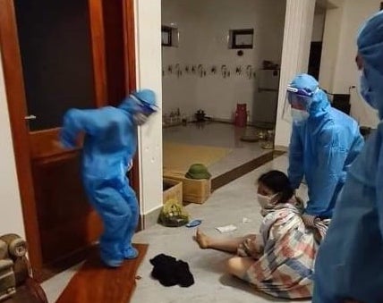 Tiếp xúc với F0, người phụ nữ F1 tự  lột quần áo khi được yêu cầu đi cách ly