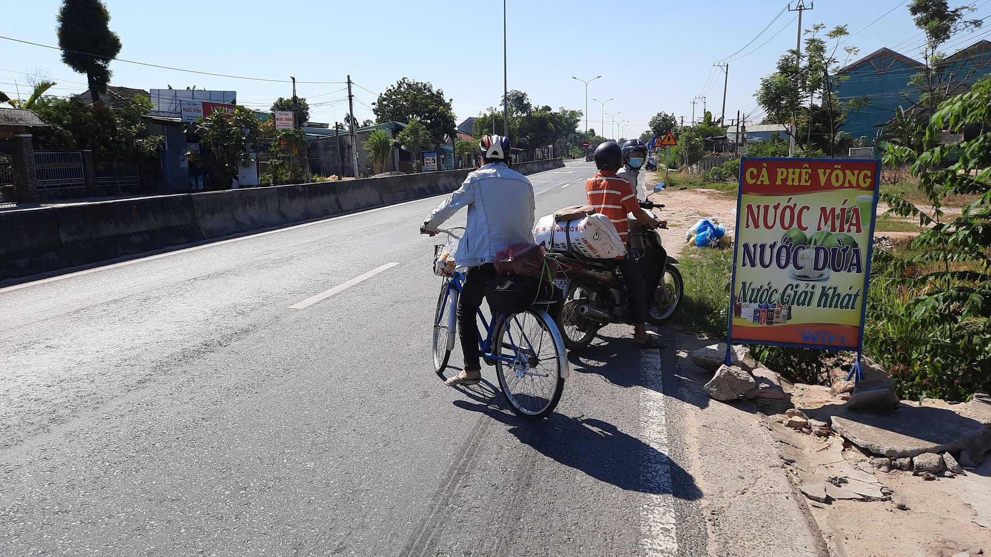 Đi bộ từ Quảng Ng&atilde;i về qu&ecirc;, ch&agrave;ng trai Thanh H&oacute;a được b&agrave; con Quảng Nam tặng tiền, xe m&aacute;y - Ảnh 3.