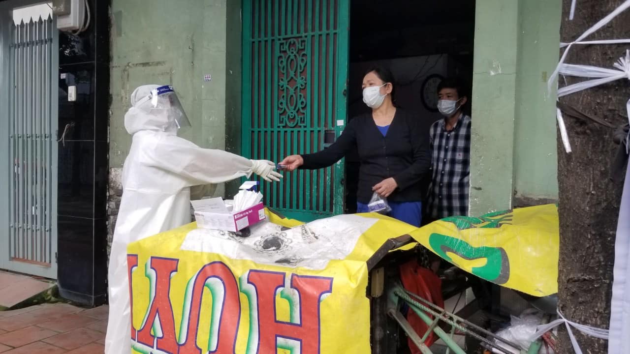 Vùng đỏ lấy mẫu test nhanh Covid-19 thường xuyên trong 3 tuần cách 48 giờ/ lần