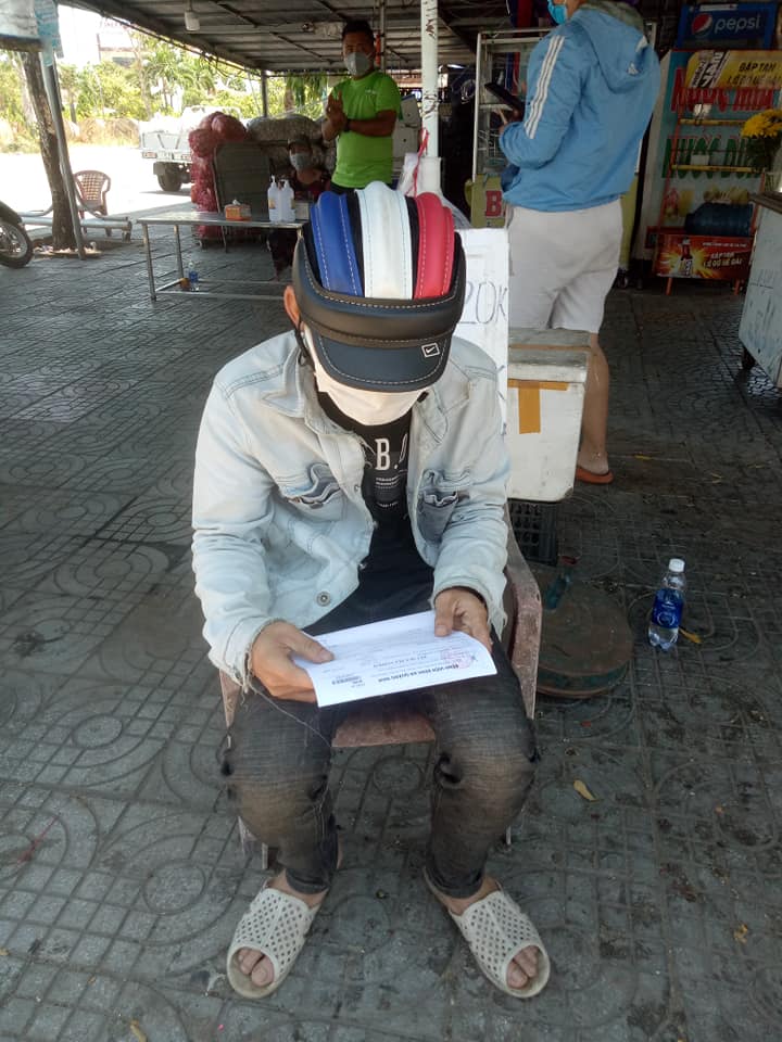 Đi bộ từ Quảng Ng&atilde;i về qu&ecirc;, ch&agrave;ng trai Thanh H&oacute;a được b&agrave; con Quảng Nam tặng tiền, xe m&aacute;y - Ảnh 6.