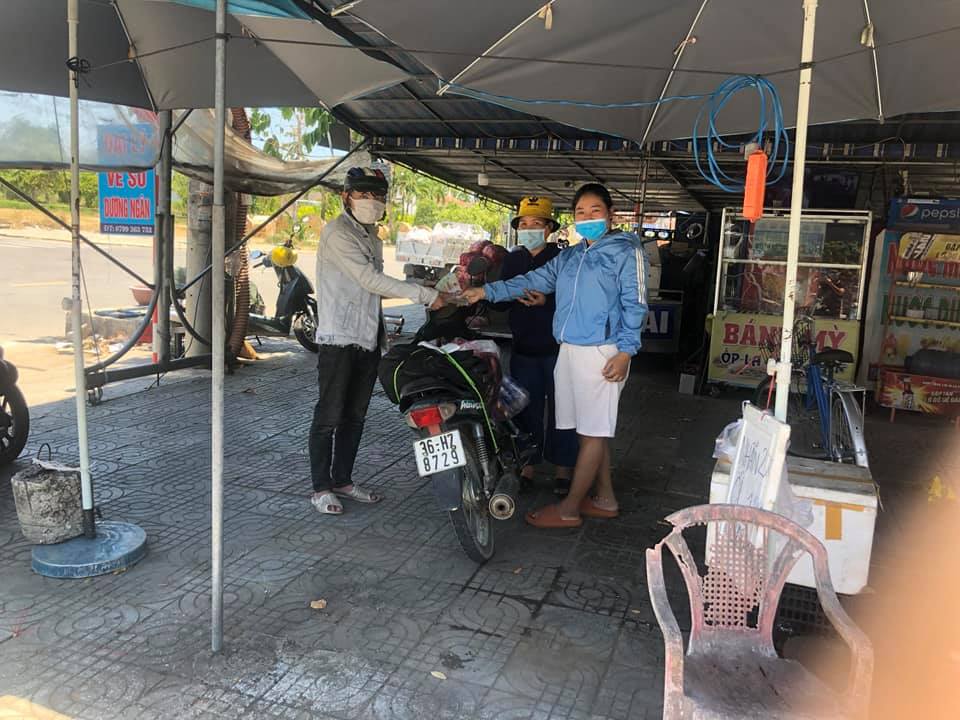 Đi bộ từ Quảng Ng&atilde;i về qu&ecirc;, ch&agrave;ng trai Thanh H&oacute;a được b&agrave; con Quảng Nam tặng tiền, xe m&aacute;y - Ảnh 4.