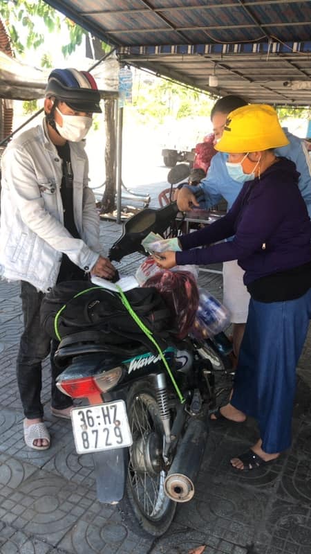 Đi bộ từ Quảng Ng&atilde;i về qu&ecirc;, ch&agrave;ng trai Thanh H&oacute;a được b&agrave; con Quảng Nam tặng tiền, xe m&aacute;y - Ảnh 5.