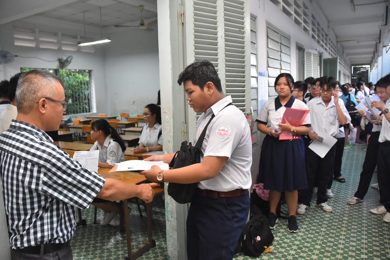 X&eacute;t tuyển lớp 10 tại TP HCM: Nhiều học sinh trượt cả 3 nguyện vọng - Ảnh 1.
