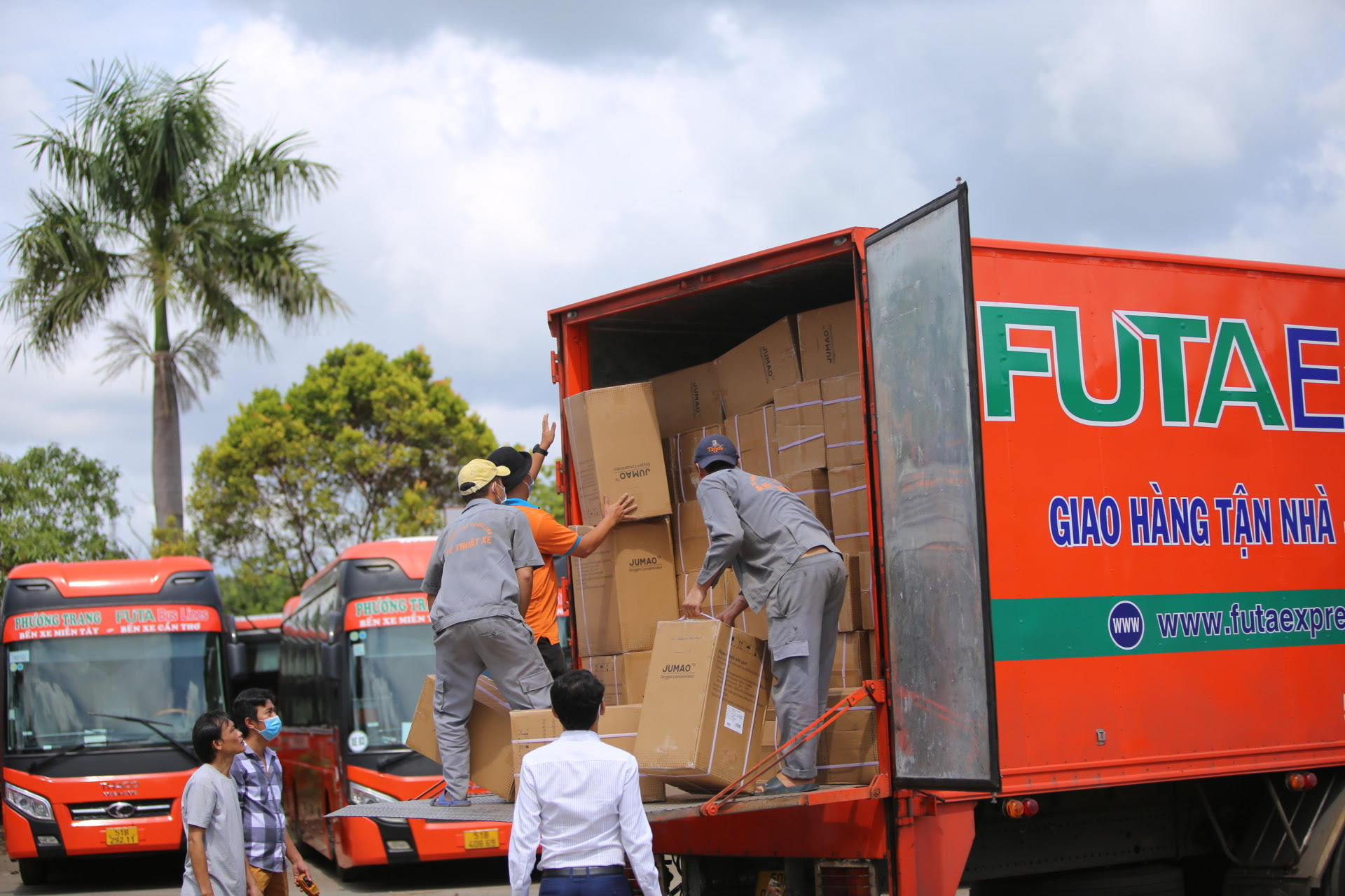 Phương Trang hỗ trợ tỉnh Bình Dương chống dịch, cứu người - Ảnh 4.