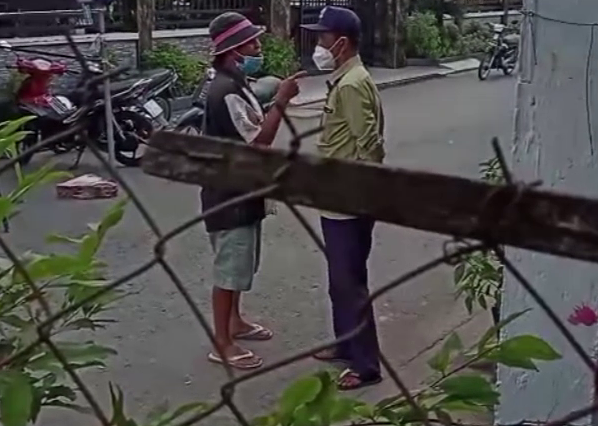 CLIP: Vợ không qua được chốt, chồng lăng mạ người thi hành công vụ