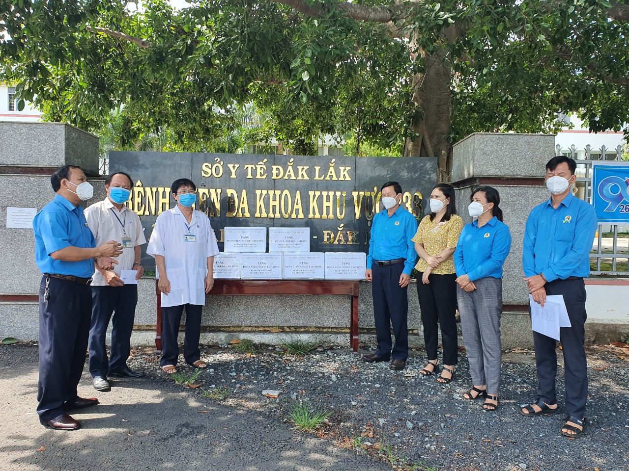 LĐLĐ Đắk Lắk thăm hỏi, tặng qu&agrave; cho c&aacute;c cơ sở tuyến đầu chống dịch - Ảnh 2.