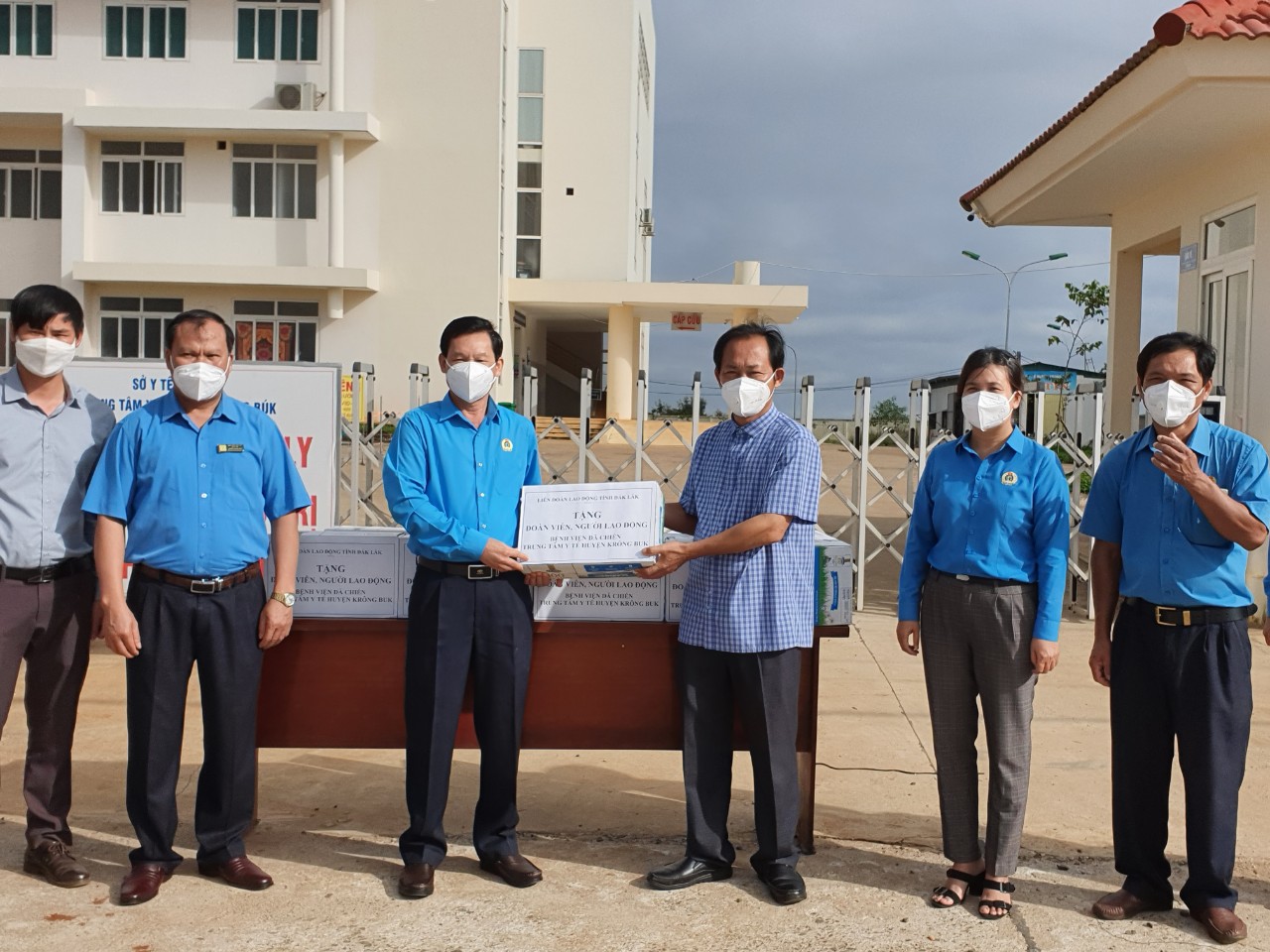 LĐLĐ Đắk Lắk thăm hỏi, tặng qu&agrave; cho c&aacute;c cơ sở tuyến đầu chống dịch - Ảnh 1.