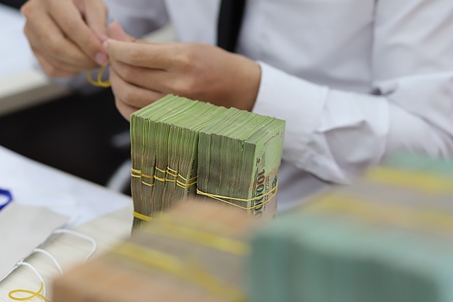 Người vay mua nhà, mua xe trong gánh nặng trả nợ ngân hàng - Ảnh 1. Người vay mua nhà, mua xe trong gánh nặng trả nợ ngân hàng - Ảnh 1.