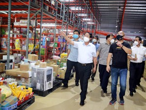 Doanh nghiệp b&aacute;n lẻ v&agrave; kh&oacute; khăn những ng&agrave;y đầu thực hiện gi&atilde;n c&aacute;ch theo C&ocirc;ng điện số 1099 - Ảnh 1.