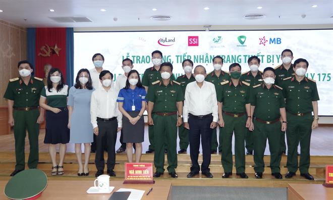 Vietcombank trao tặng trang thiết bị y tế tổng trị gi&aacute; 9 tỉ đồng cho Bệnh viện Chợ Rẫy v&agrave; Bệnh viện Qu&acirc;n y 175 - Ảnh 4.