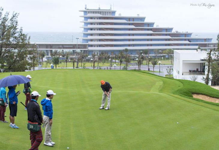 “Hợp thức hóa” cho giám đốc sở và cục phó chơi golf giữa lệnh cấm, nữ cán bộ bị đình chỉ