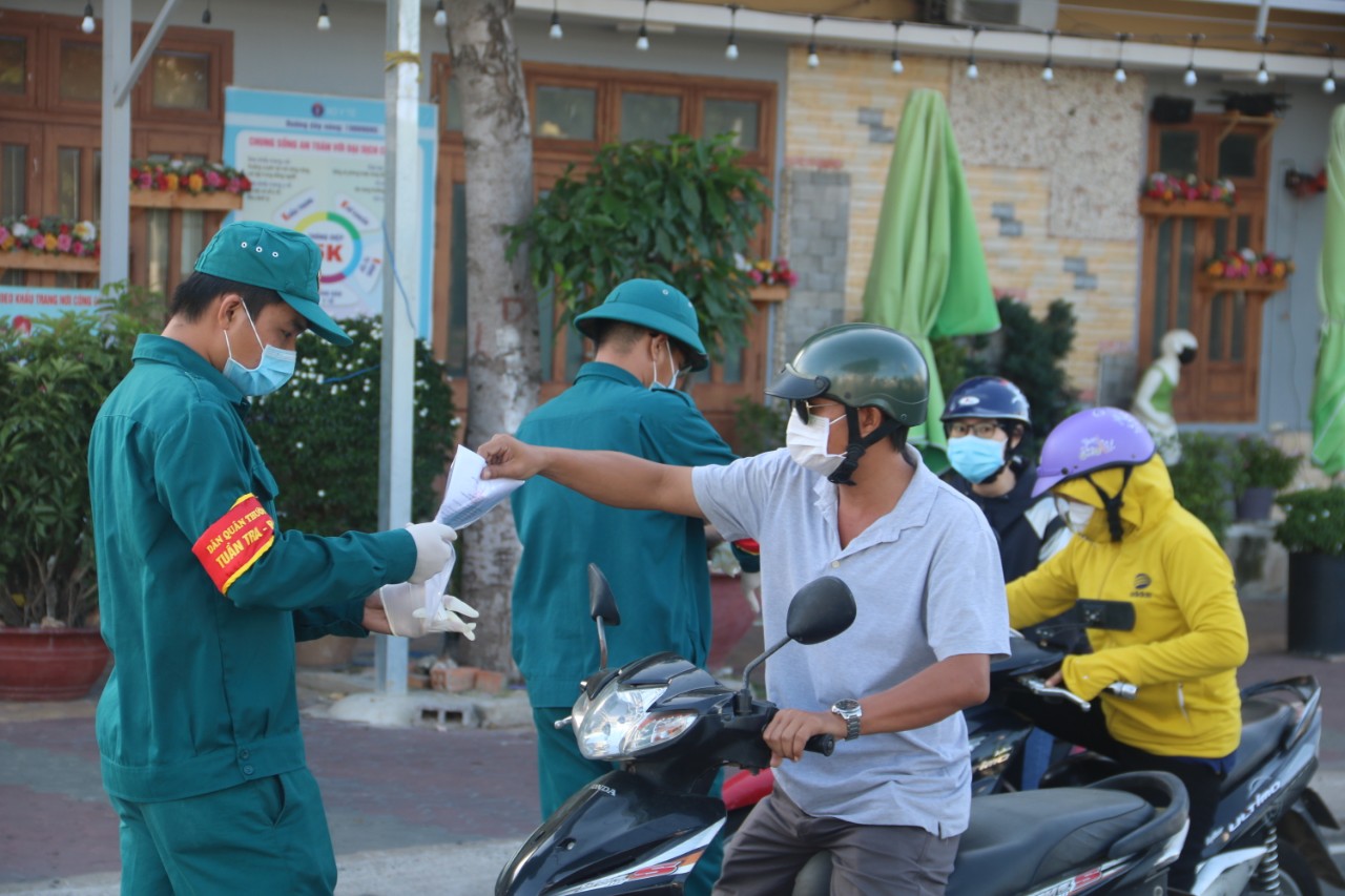 Người dân TP Phan Thiết không được ra đường từ 18 giờ hôm nay - Ảnh 1.