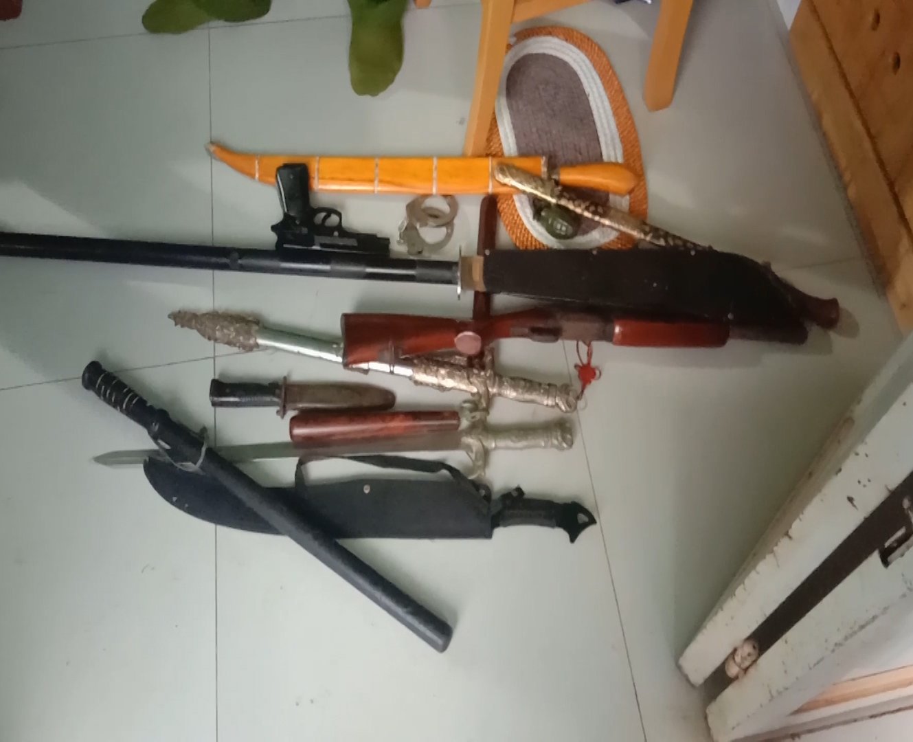 Bình Phước: 12 đối tượng tụ tập trong căn nhà cho thuê với nhiều hung khí