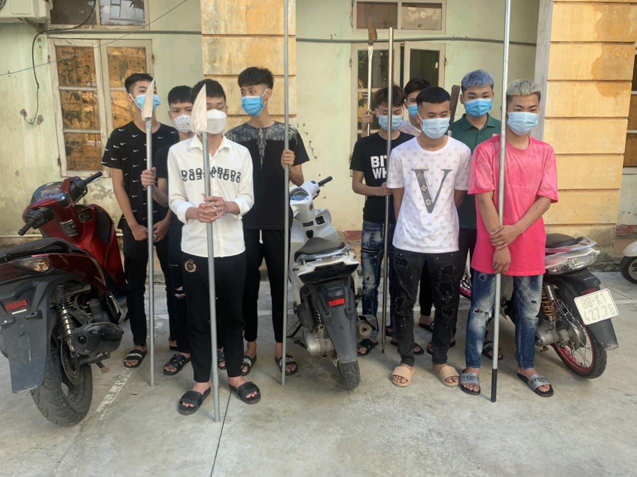 Gần 50 thanh, thiếu ni&ecirc;n d&ugrave;ng s&uacute;ng, dao ph&oacute;ng lợn lao v&agrave;o hỗn chiến kinh ho&agrave;ng - Ảnh 2.