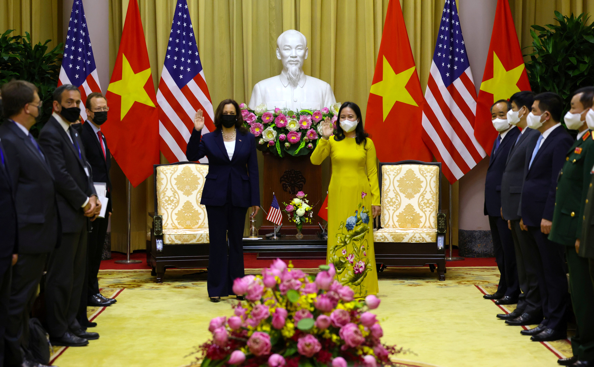 Phó Chủ tịch nước Võ Thị Ánh Xuân đón Phó Tổng thống Mỹ Kamala Harris - Ảnh 4.