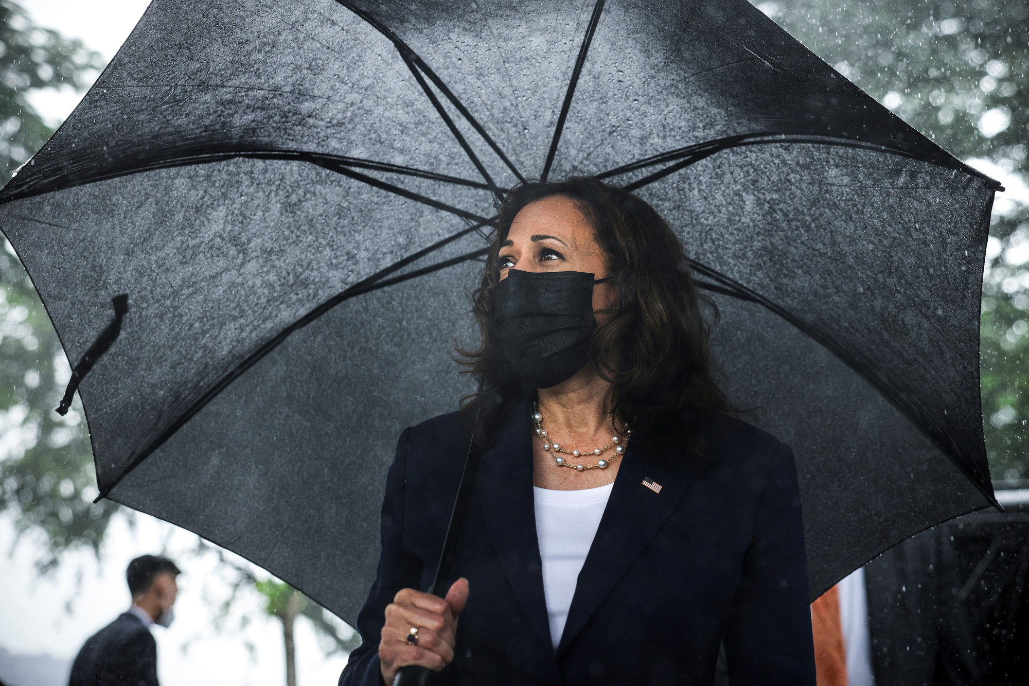 Ph&oacute; Tổng thống Mỹ Kamala Harris đặt hoa tại đ&agrave;i kỷ niệm b&ecirc;n hồ Tr&uacute;c Bạch - Ảnh 9.