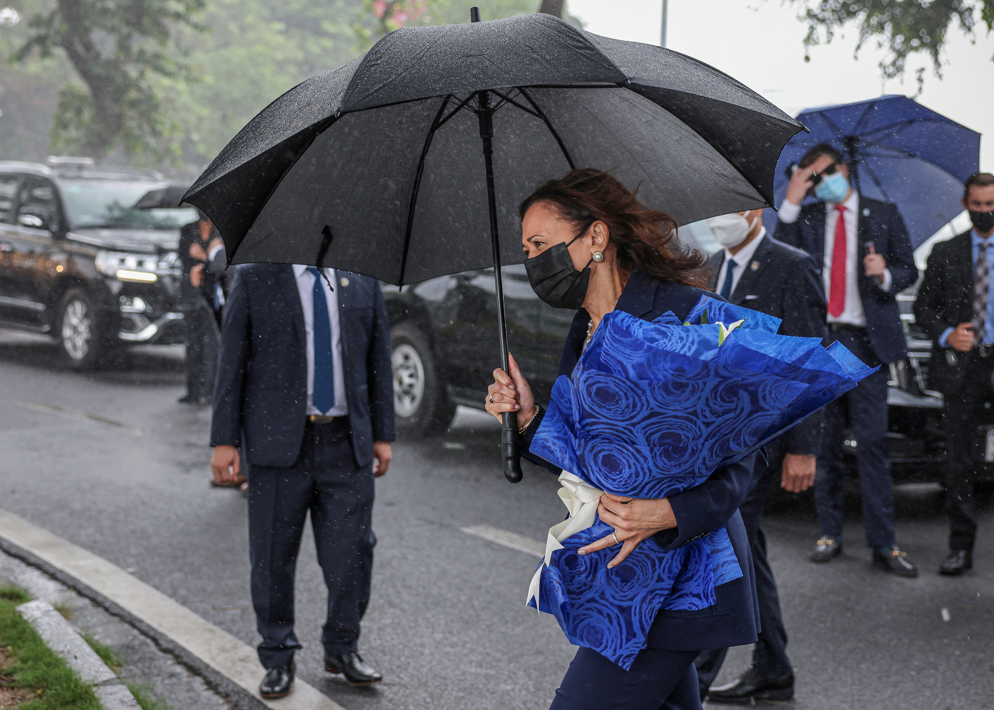 Ph&oacute; Tổng thống Mỹ Kamala Harris đặt hoa tại đ&agrave;i kỷ niệm b&ecirc;n hồ Tr&uacute;c Bạch - Ảnh 3.