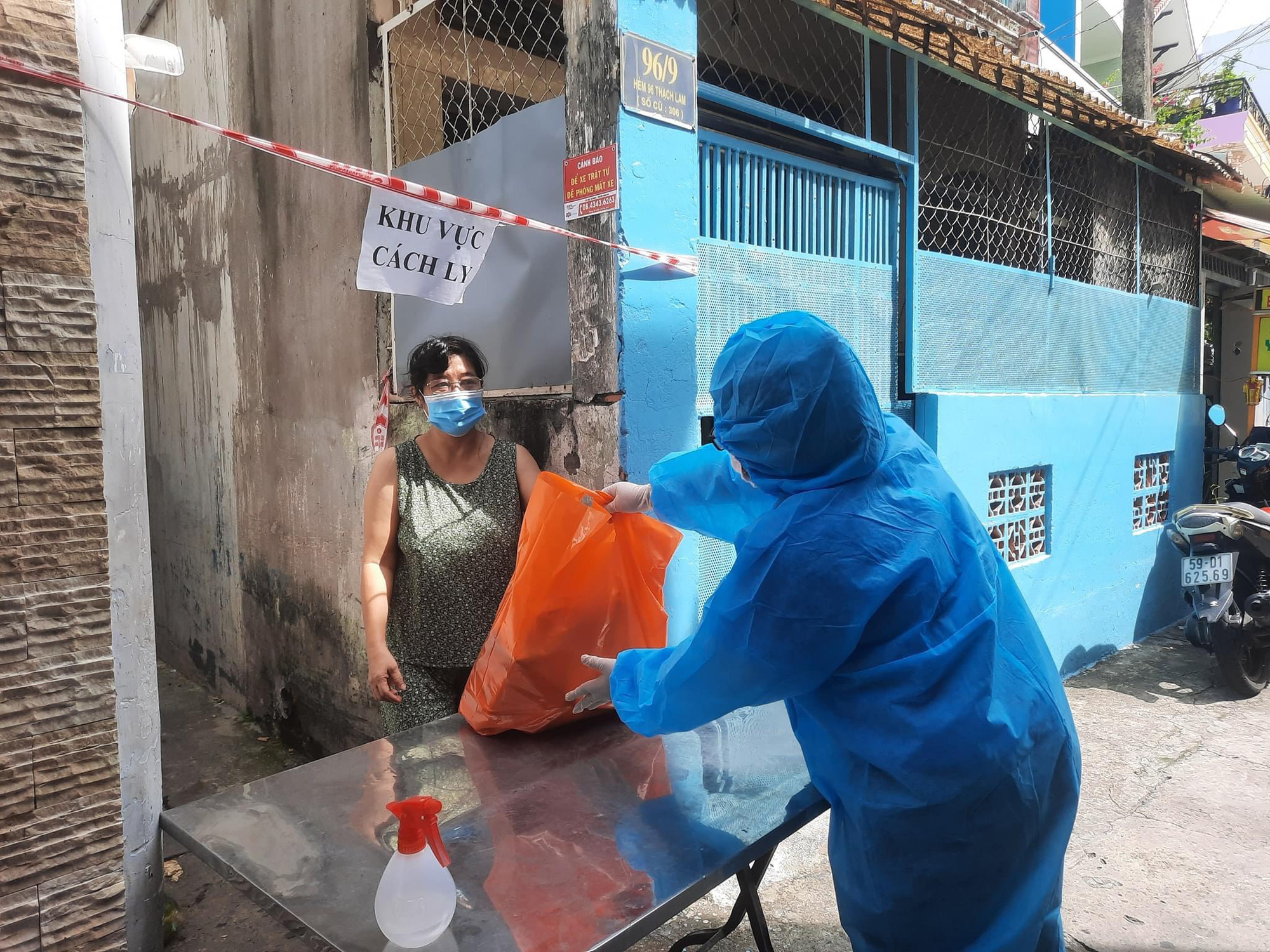 TP HCM: Khẩn trương cấp ph&aacute;t gạo cho người gặp kh&oacute; khăn do dịch bệnh Covid-19 - Ảnh 1.