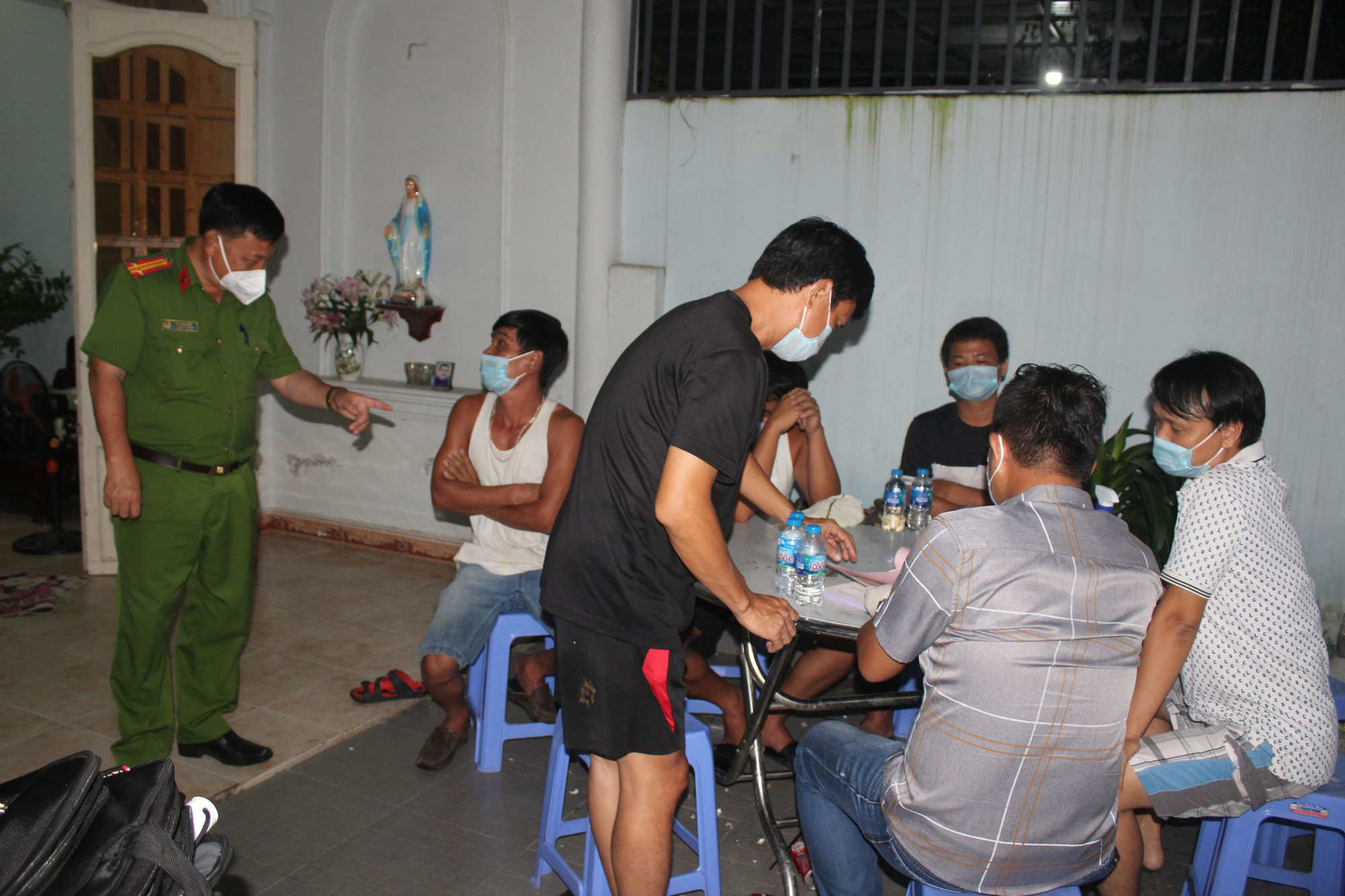 5 người đàn ông "xanh mặt" với bữa nhậu đắt giá ở TP Biên Hòa