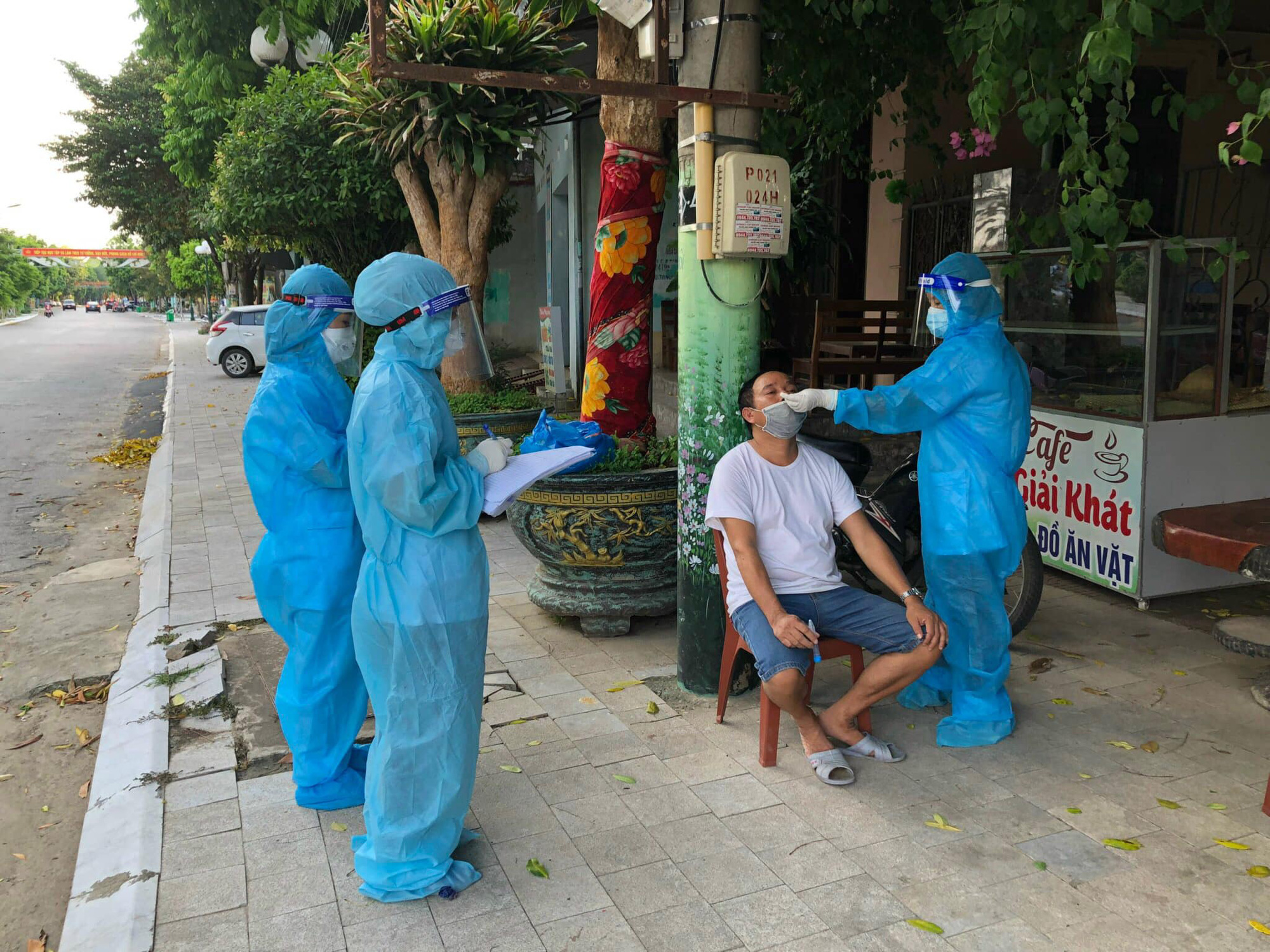 Thêm ca mắc Covid-19 ngoài cộng đồng, Thanh Hóa cách ly 1 huyện "ai ở đâu ở yên đó"