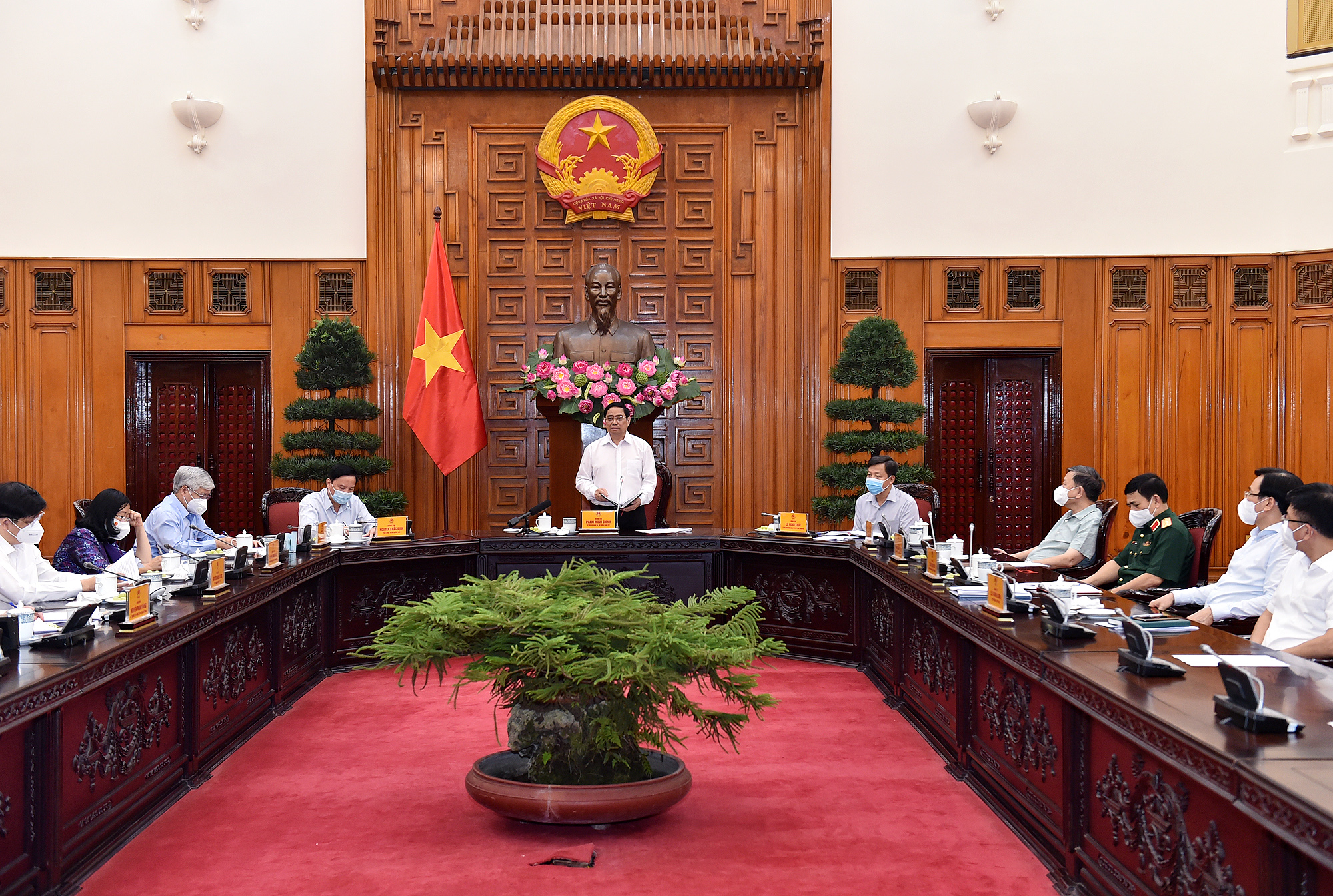 Thủ tướng: Tranh thủ thời gian v&agrave;ng gi&atilde;n c&aacute;ch để ngăn chặn, đẩy l&ugrave;i dịch bệnh - Ảnh 1.