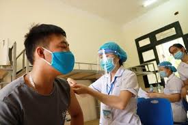 Người viêm gan siêu vi B, viêm mũi dị ứng... tiêm vắc-xin Covid-19 có đáng lo không?