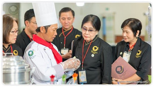Nhà giáo ưu tú, nghệ nhân dân gian Triệu Thị Chơi qua đời sau 3 ngày điều trị Covid-19 - Ảnh 2.
