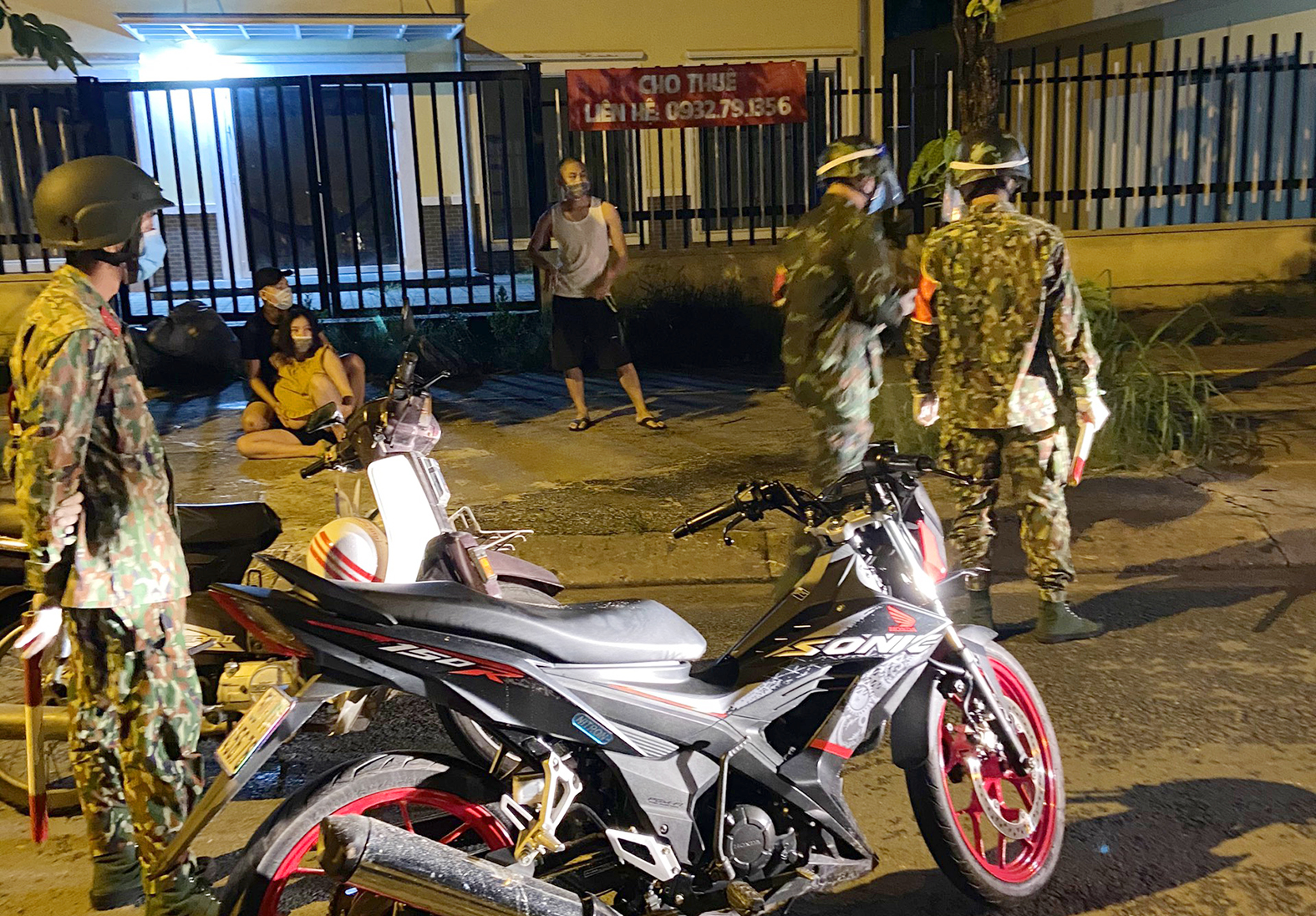 Tổ tuần tra &ldquo;hộ tống&rdquo; thai phụ chuyển dạ giữa đ&ecirc;m đến bệnh viện an to&agrave;n - Ảnh 2.