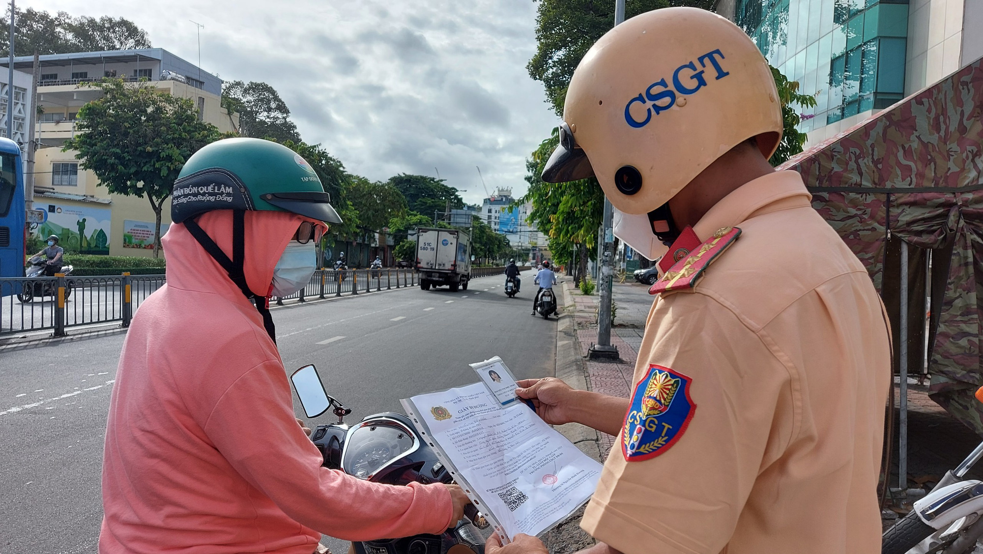TP HCM: Ngày đầu áp dụng giấy đi đường mẫu mới, lực lượng chức năng linh động xử lý - Ảnh 2.