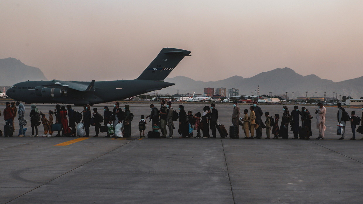 Afghanistan: Máy bay Ý sơ tán "bị tấn công", nổ liên tiếp ngoài sân bay Kabul