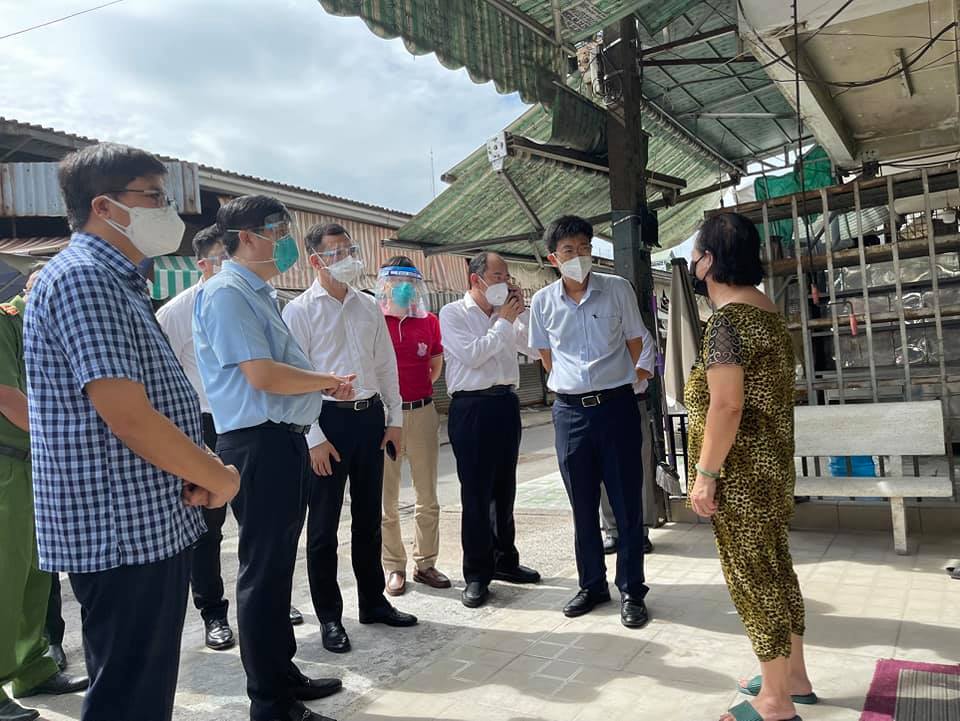 Đội y tế phải đến từng nhà hướng dẫn người dân tự xét nghiệm - Ảnh 1.