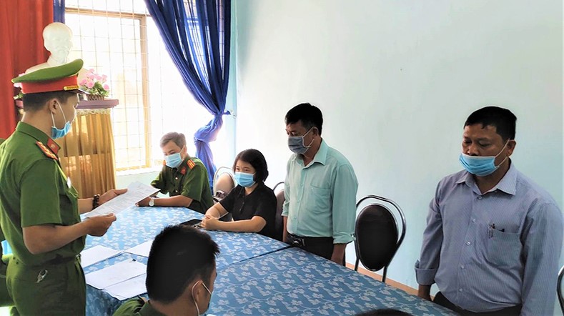 Trưởng Đ&agrave;i TT-TH huyện v&agrave; kế to&aacute;n lập khống hồ sơ r&uacute;t ng&acirc;n s&aacute;ch - Ảnh 1.