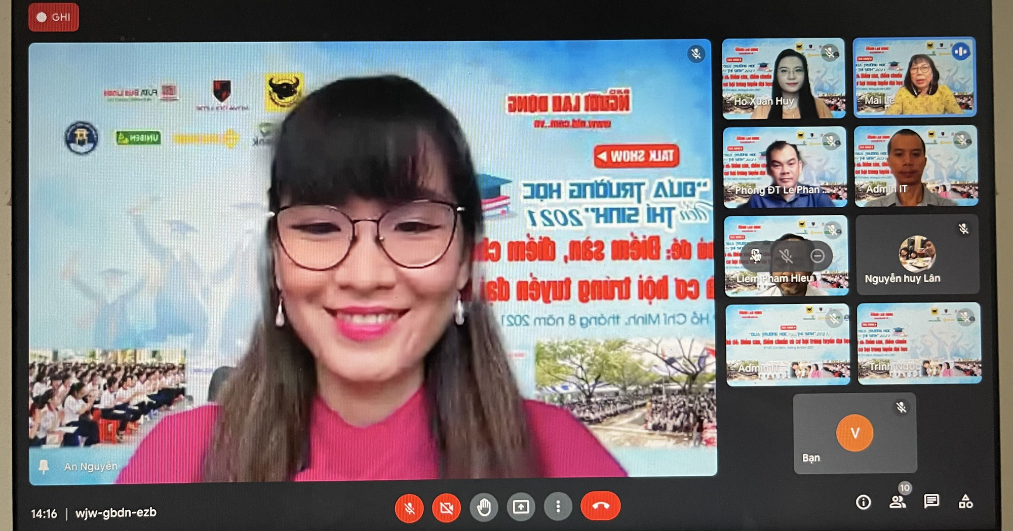 Tư vấn trực tuyến: Khối ngành sức khỏe, sư phạm, luật sẽ tăng điểm chuẩn?