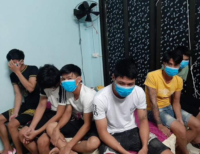 Công an kiểm tra, chủ quán karaoke cho khách hát trốn vào phòng ngủ
