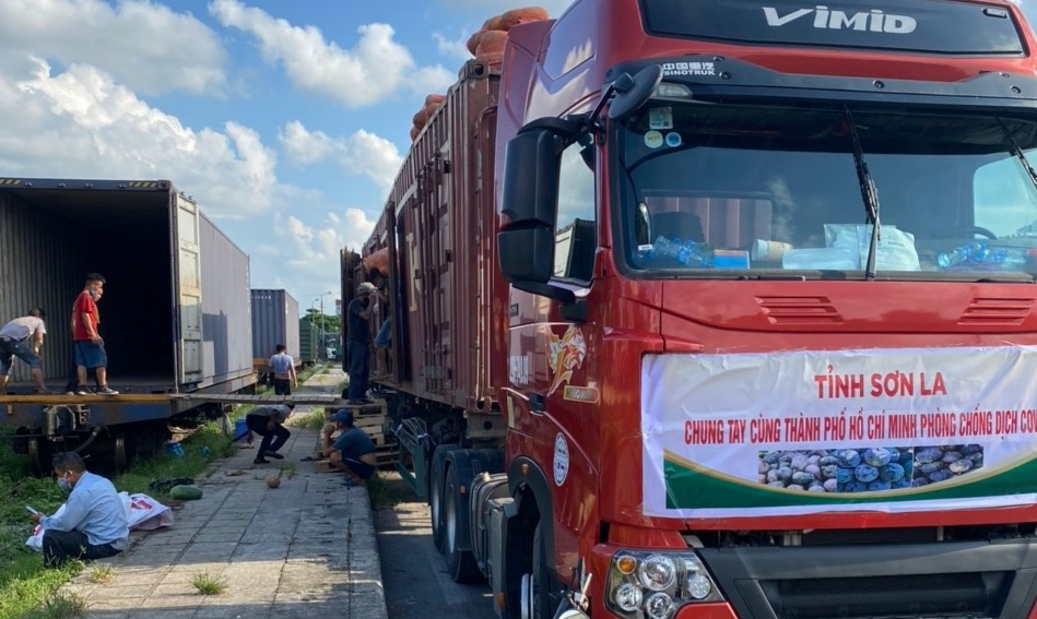 105 tấn n&ocirc;ng sản đi t&agrave;u hoả v&agrave;o TP HCM hỗ trợ người d&acirc;n chống dịch Covid-19 - Ảnh 1.