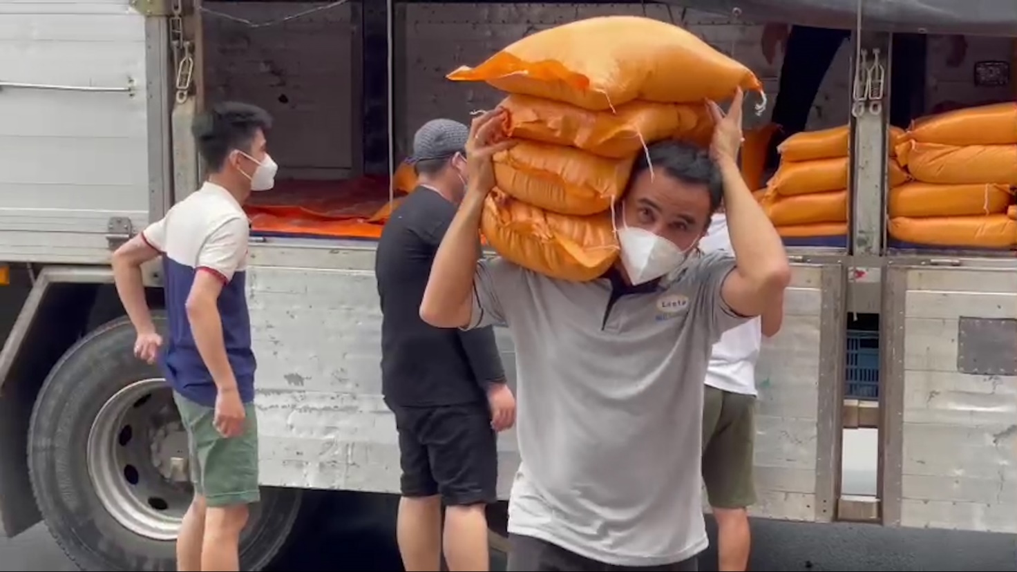 Quỹ Từ thiện Kim Oanh hỗ trợ người d&acirc;n v&ugrave;ng dịch - Ảnh 2.
