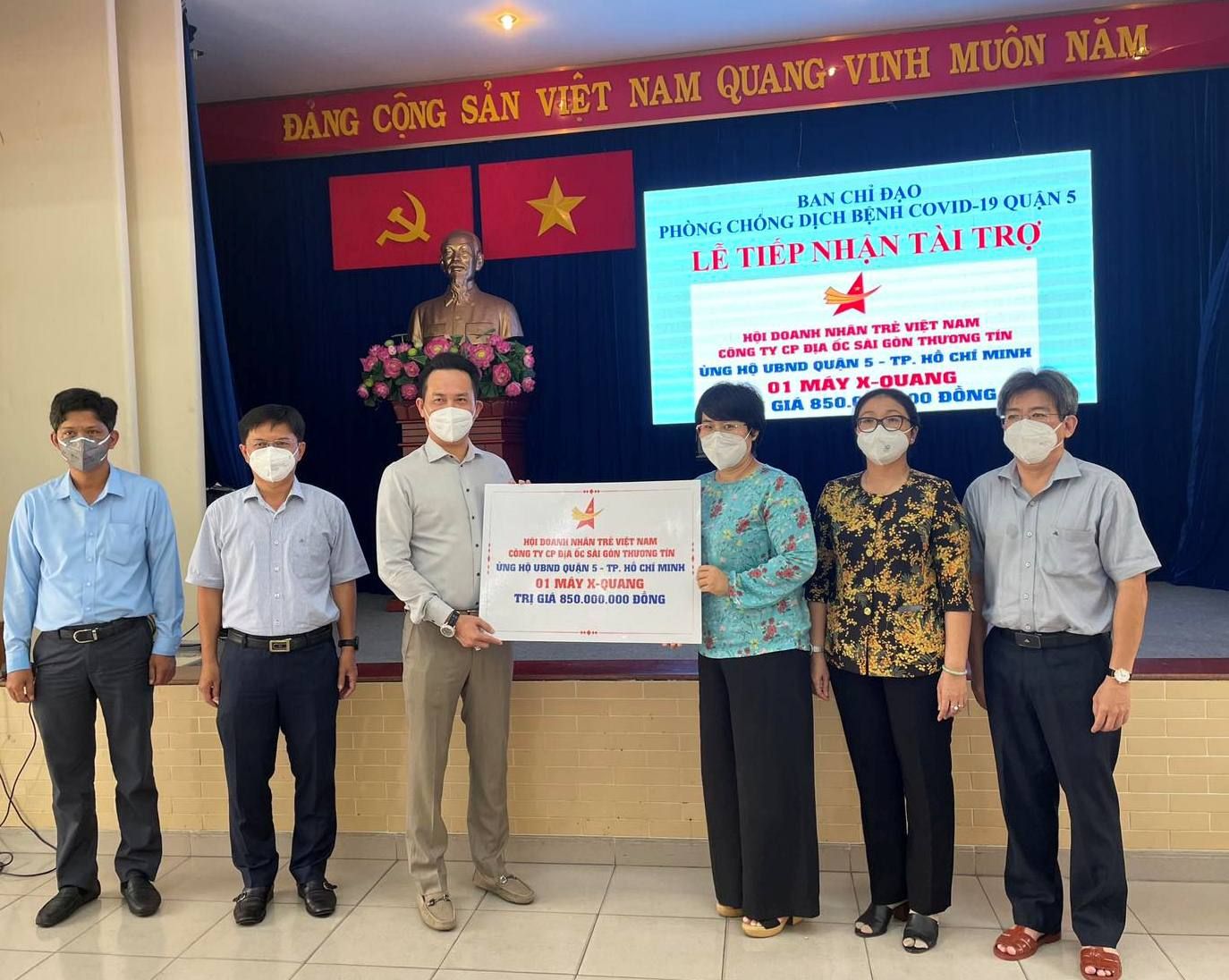 Hội Doanh nh&acirc;n trẻ Việt Nam v&agrave; tập đo&agrave;n TTC tặng m&aacute;y X-Quang di động cho  UBND Quận 5 - Ảnh 1.